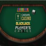 Mesa de blackjack virtual del Caesars Casino con fichas de colores, 'Blackjack Player's Choice' en el centro.