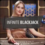 Dealer mujer en una mesa de blackjack. 