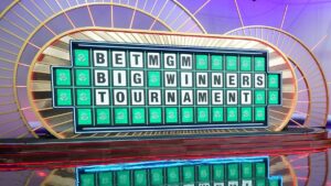 wheel of fortune will temporarily bring back free spins and a progressive jackpot as part of betmgm’s big winners tournament next week.