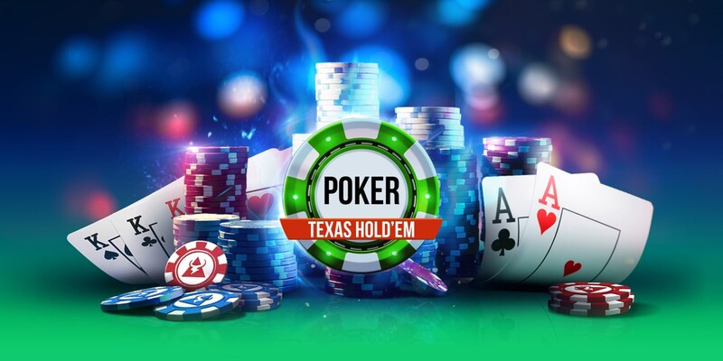 Fichas de poker y cartas junto al logo de Poker Texas Hold'em 