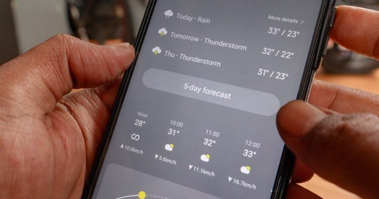 Checking weather on Android smartphone